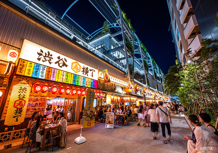 Shibuya Yokocho在东京最现代化的地区之一提供更传统的日本酒吧体验。