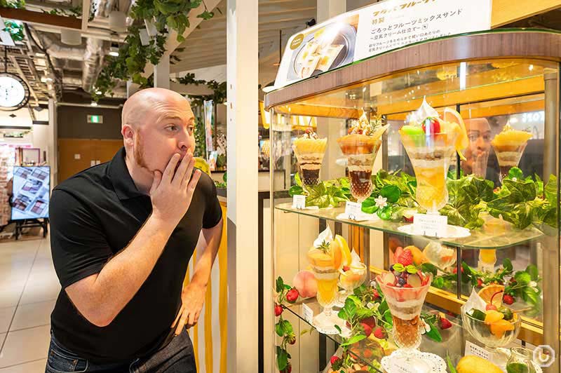 Outside the store, you can see a sample display of the restaurant's sweets