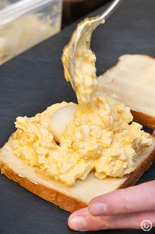 用鸡蛋馅夹住溏心蛋制作而成的“溏心蛋三明治”