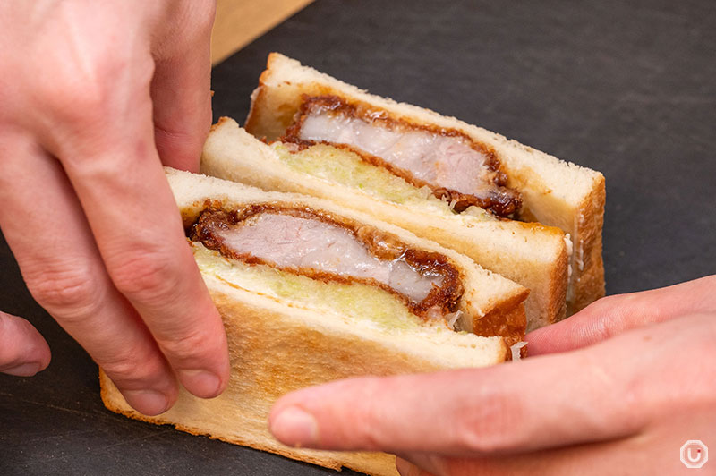 KUROBUTA Pork Cutlet Sandwich　１,５８０엔 (세금 포함)
