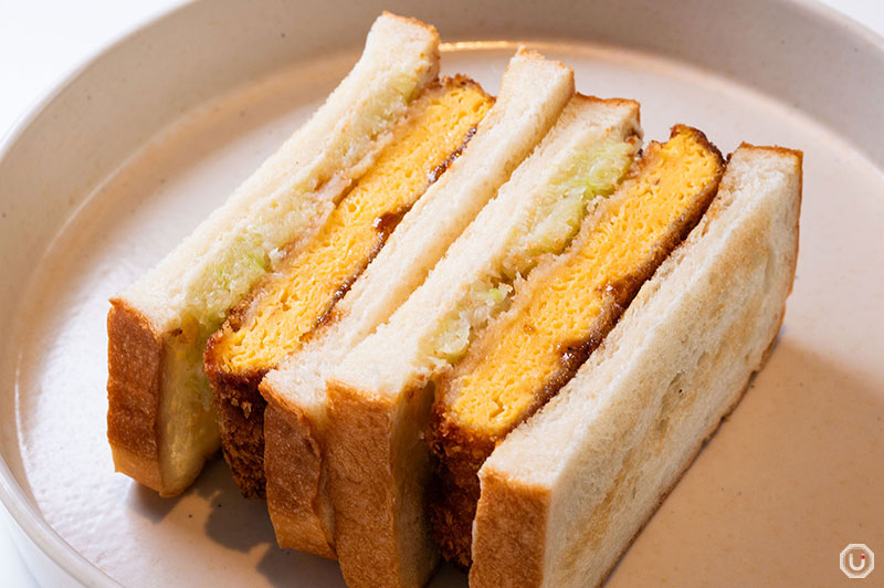 “照烧厚蛋烧炸猪排三明治(Teriyaki Japanese Rolled Omelette Cutlet Sandwich)” 1380日元（含税）