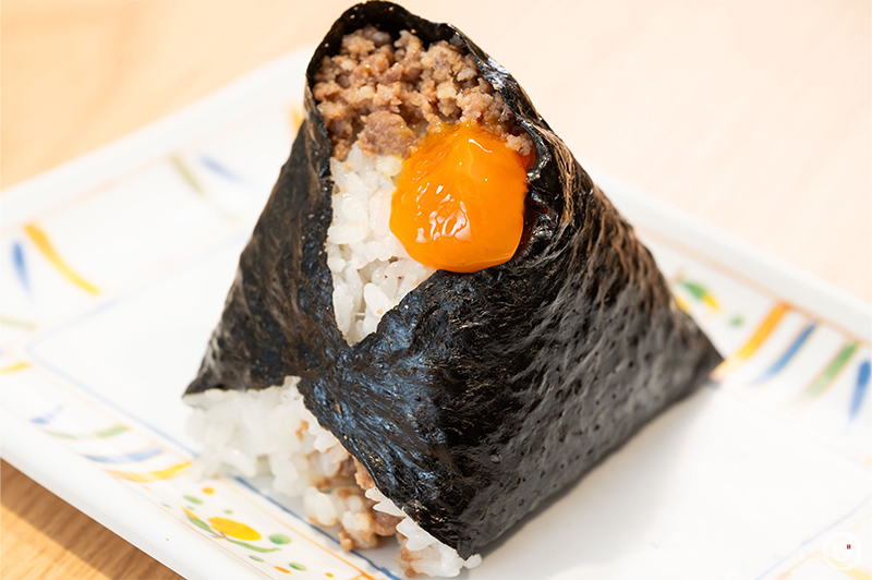 “蛋黄+肉臊”  400日元（含税）
