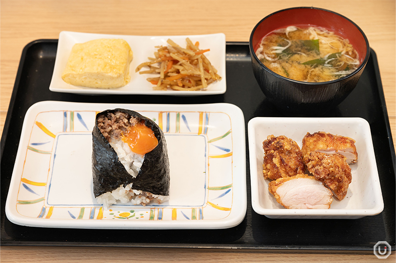 “1个饭团套餐（蛋黄+肉臊）”  1090日元（含税）