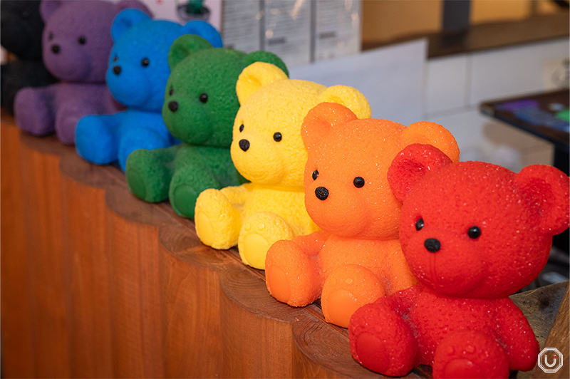 Photo of colorful kumachan dolls decorating the restaurant