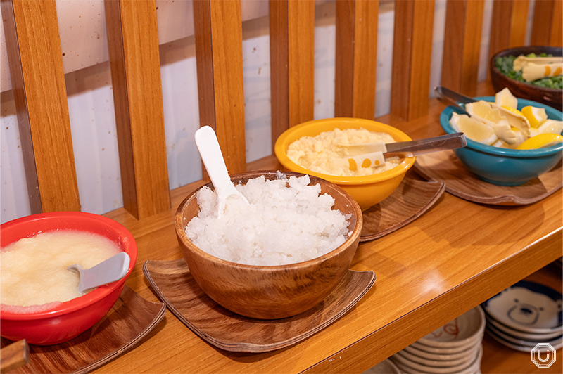 You can enjoy a variety of condiments like grated daikon and green onions