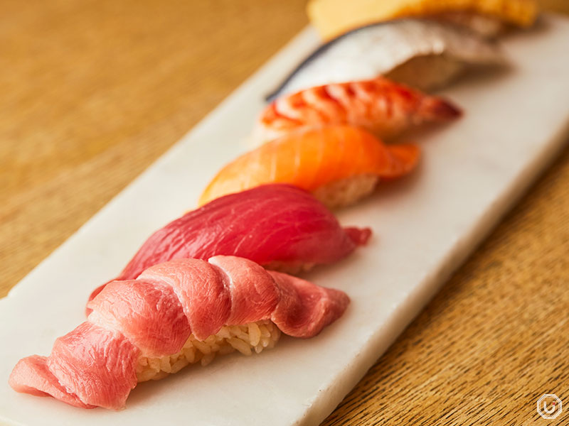 握壽司選擇「本マグロ大トロ (正面圖示)，」大脂肪藍鰭吞拿魚 每片 384 日元（含稅）