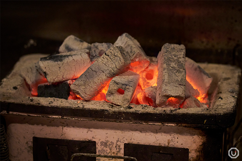 廚房裡加熱的木炭
