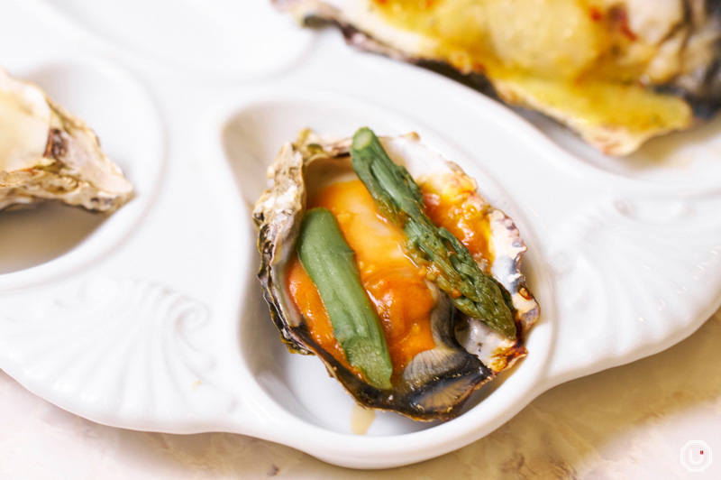 『オマールソースとアスパラの焼き牡蠣』の写真