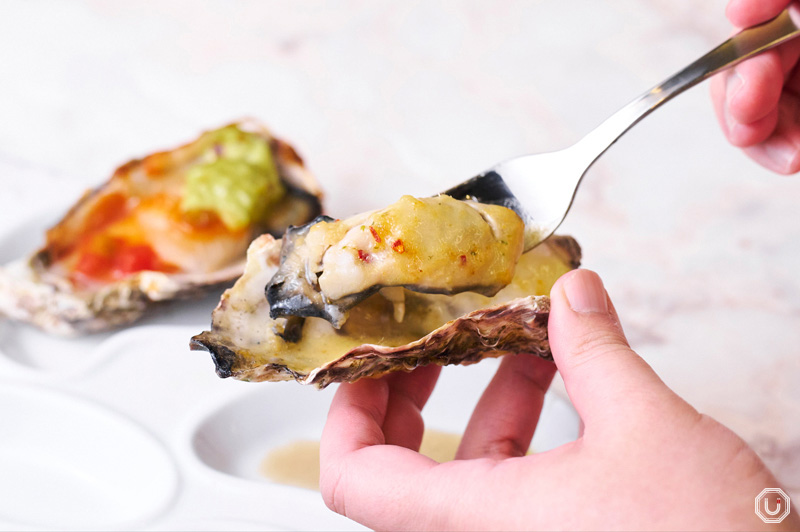 『ポルチーニとチーズソースの焼き牡蠣』の写真