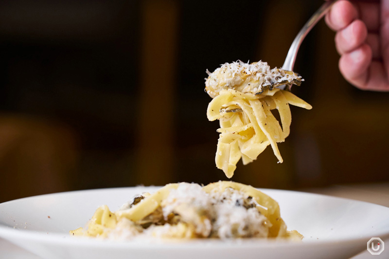 Photo of Oysters and Truffle Sauce Fettuccine~Plenty of cheese and black pepper~