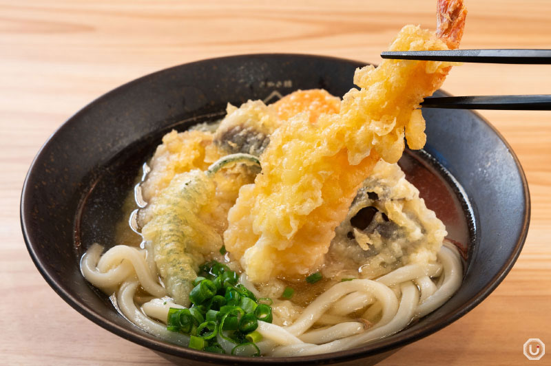 ５種類の野菜天ぷらと、エビの天ぷらがトッピングされている