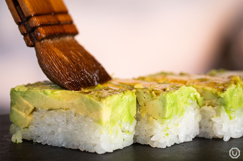 『アボカド炙り押し寿司』の調理中の写真