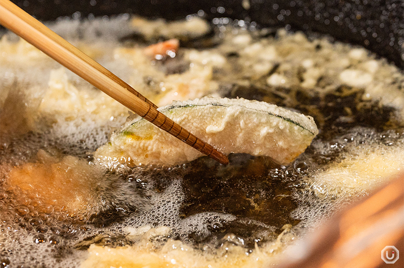 天ぷらを調理している写真
