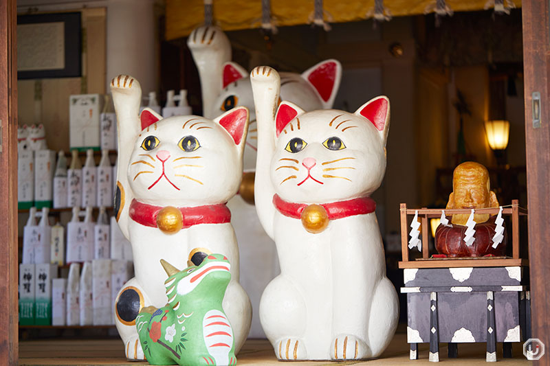 Beckoning cats displayed at Imado Shrine