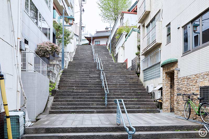 The Otokozaka steps at Kanda Myojin