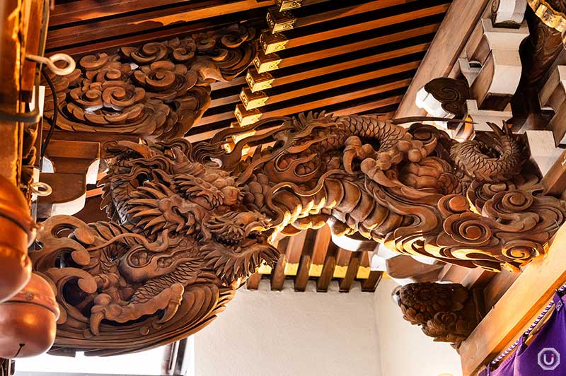 小網神社にある龍の彫刻