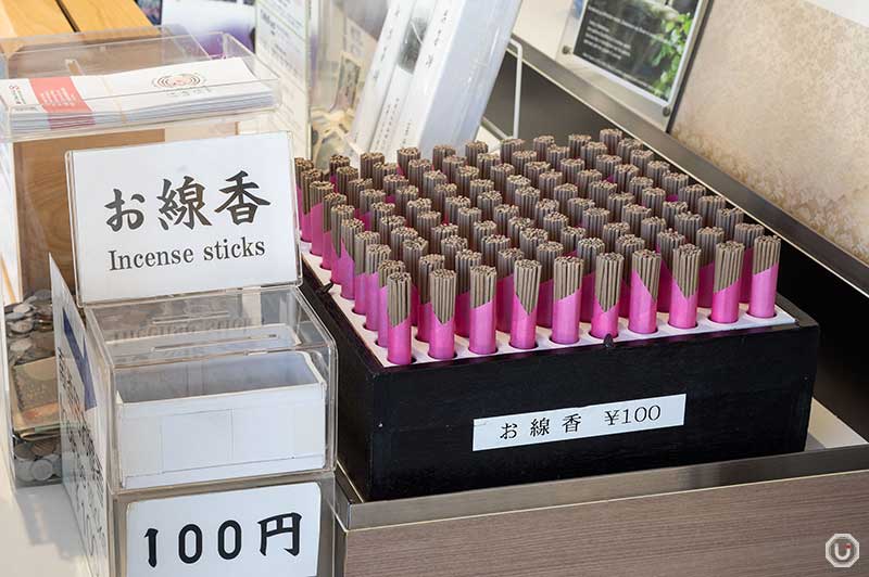 高徳院の常香炉に供える線香は１束１００円