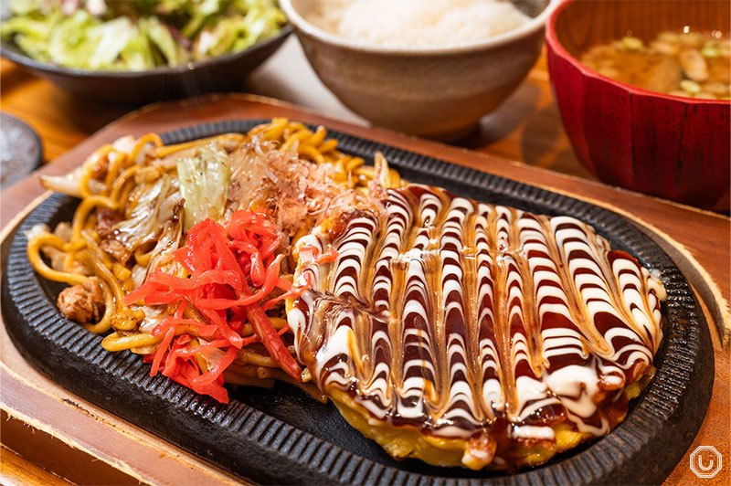  Okonomiyaki and fried noodle set 1,380 JPY (tax included)