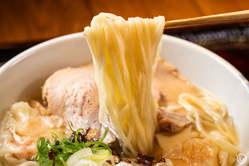 赤坂にあるらー麺本間の海老雲吞麺