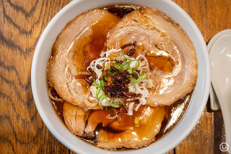 赤坂にあるらー麺本間の南の島豚叉焼麺