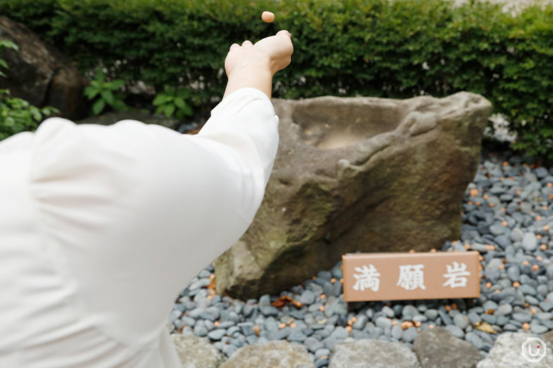 Photo of stone-throwing