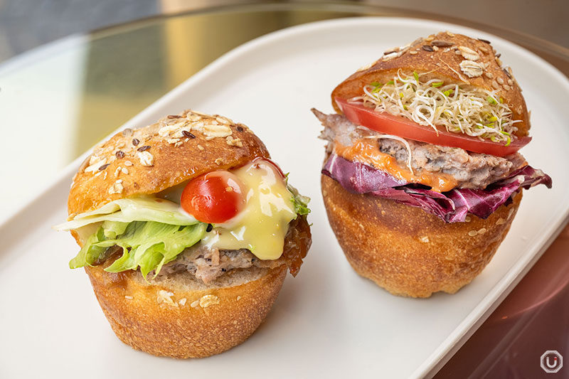 Photo of the Teriyaki burger and the Dacō burger at dacō Nakameguro