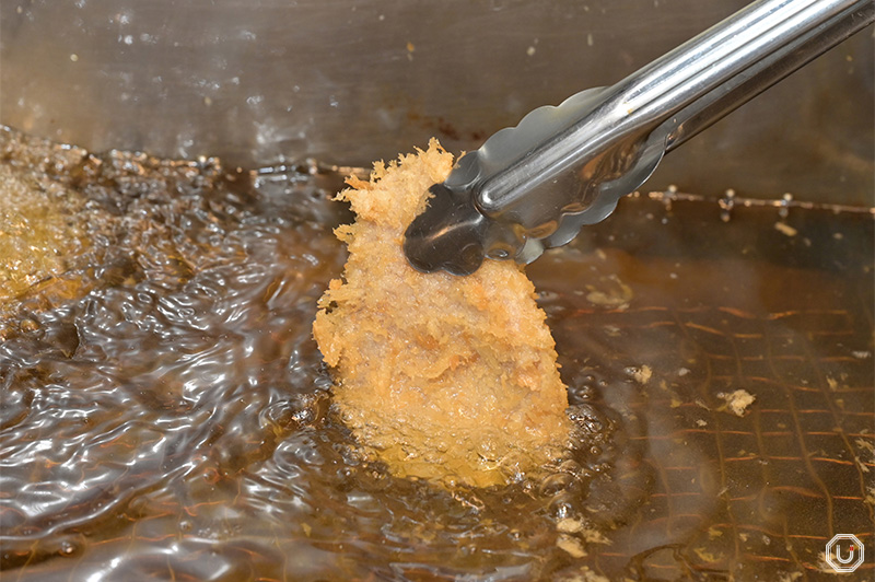 Frying Tonkatsu