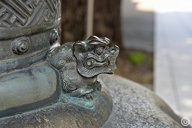 lion carving