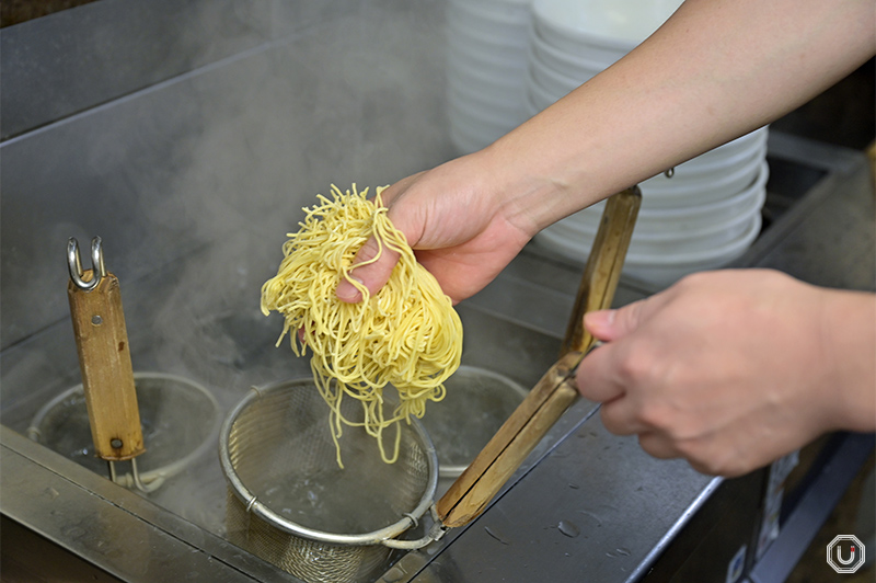 麺を茹でる工程