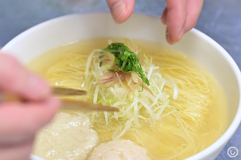 ラーメンに薬味を乗せている