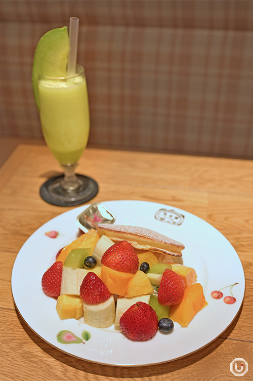 Pancakes and muskmelon juice