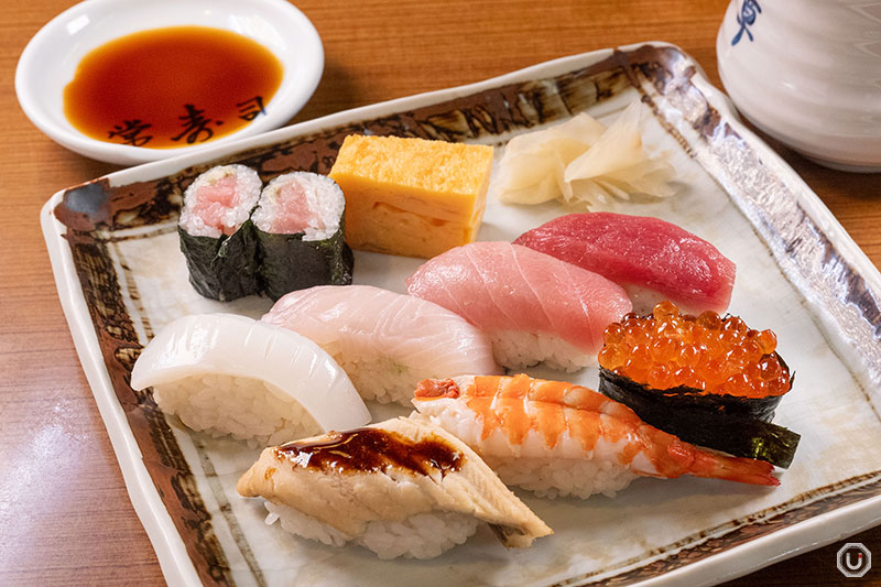 Deluxe nigiri platter at Tsunesushi in Asakusa