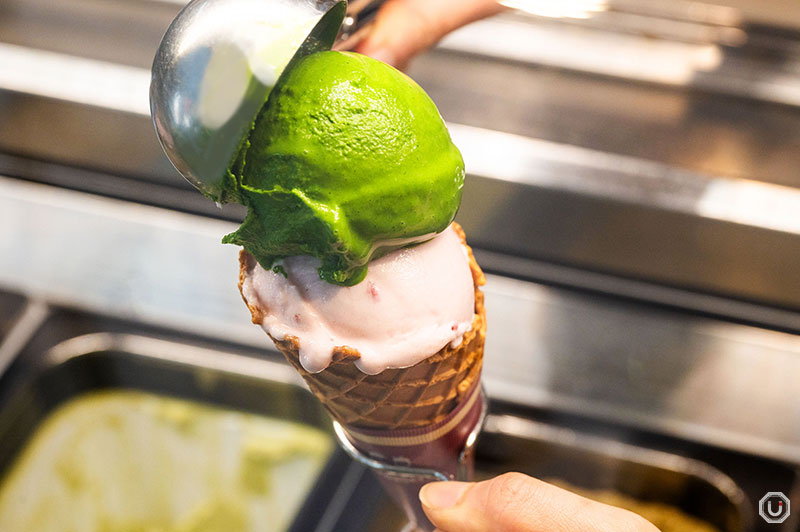 Double Sakura gelato (double cone) 590 JPY (tax included)
