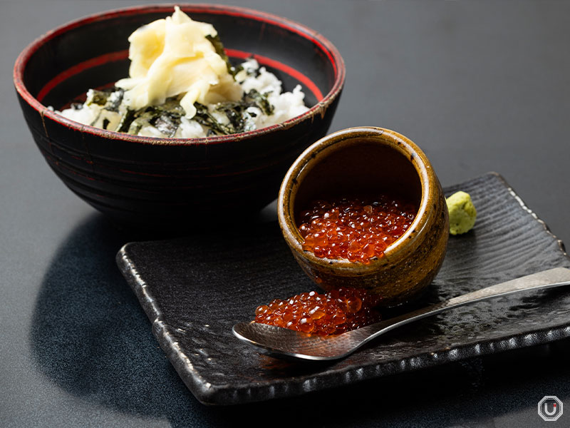 Salmon roe rice bowl at Sashimi Bar Kashigashira in Tsukiji