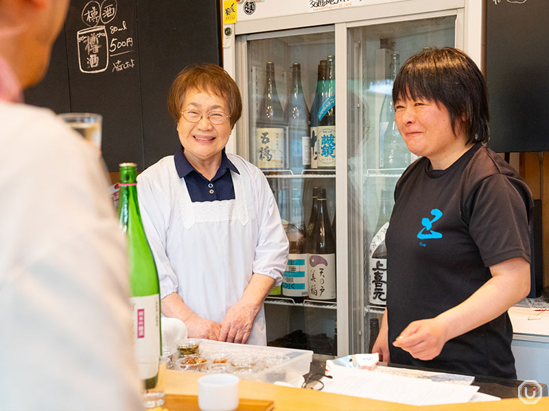Tachinomi Kuri staff in Shimbashi