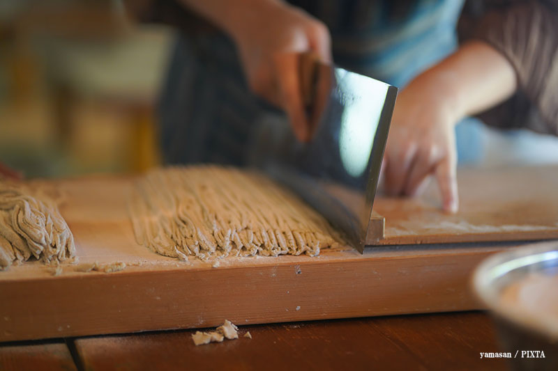 Cutting soba noodles