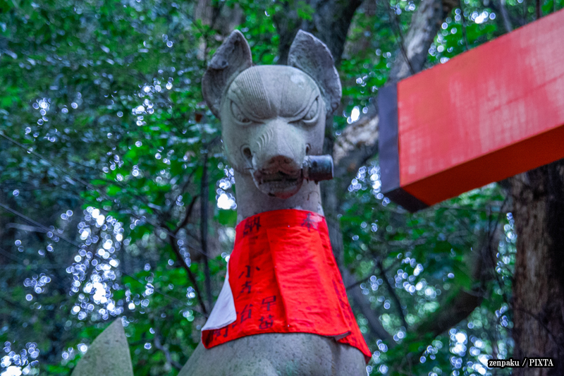 kitsune fox statue in Fushimi Inari Taisha Shrine in Kyoto