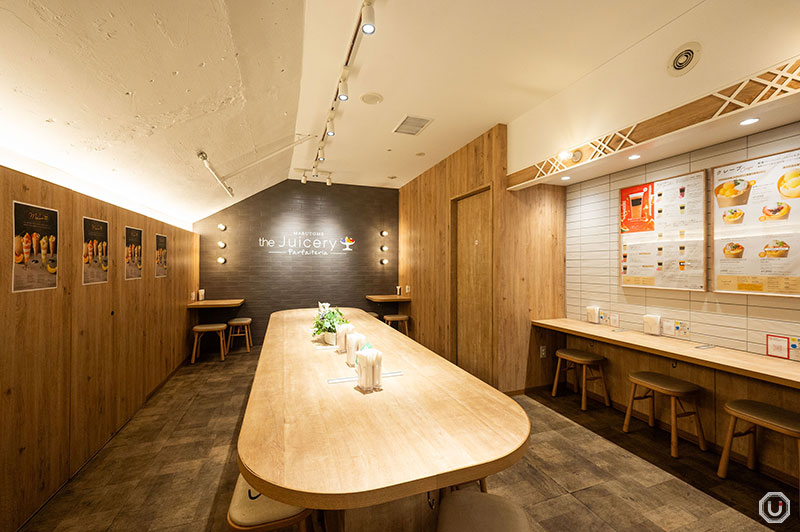 Interior of MARUTOME The Juicery Parfaiteria in Shinjuku