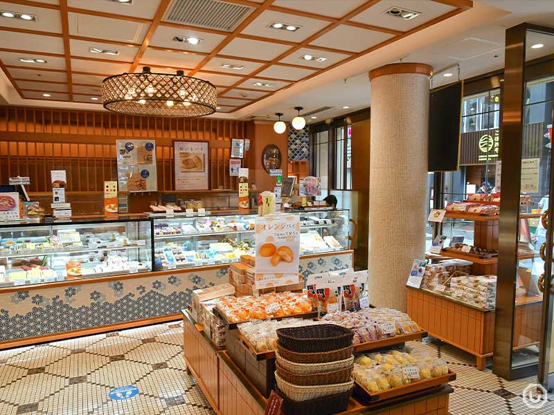 『舟和』の本店１階の店頭販売スペース