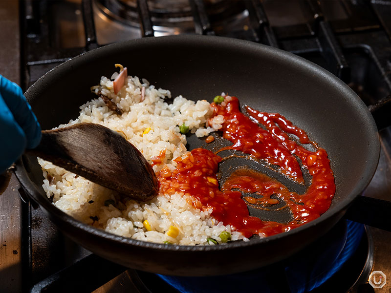 Baking the ketchup rice for omelet rice