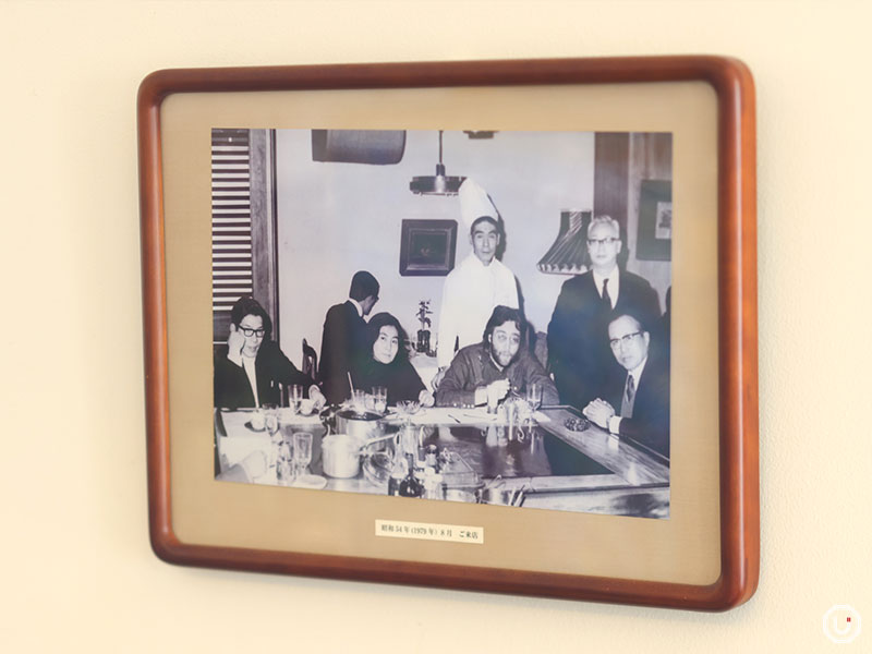 Photo of John Lennon and Yoko Ono at Kurofunetei