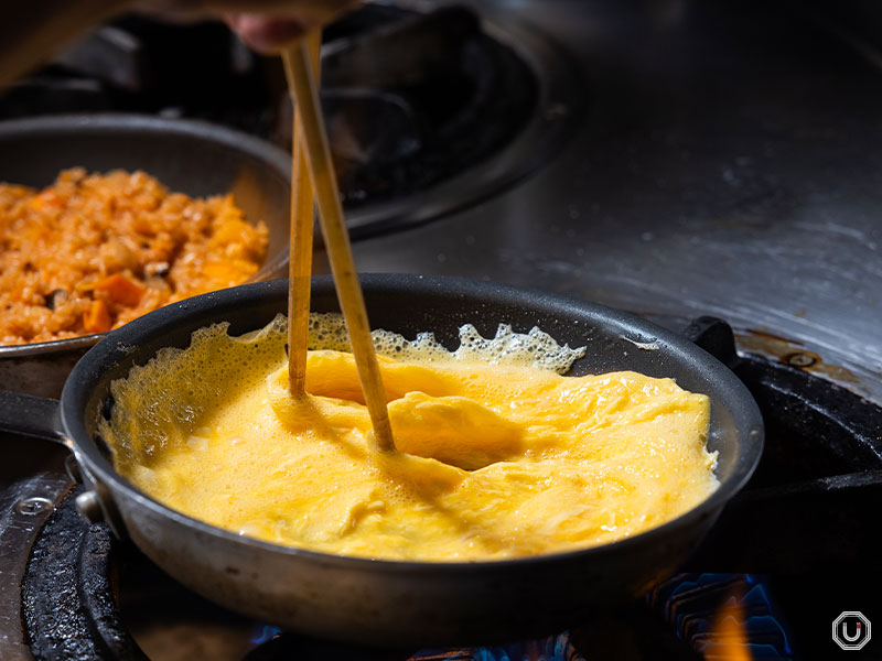 Final stage of omurice preparation