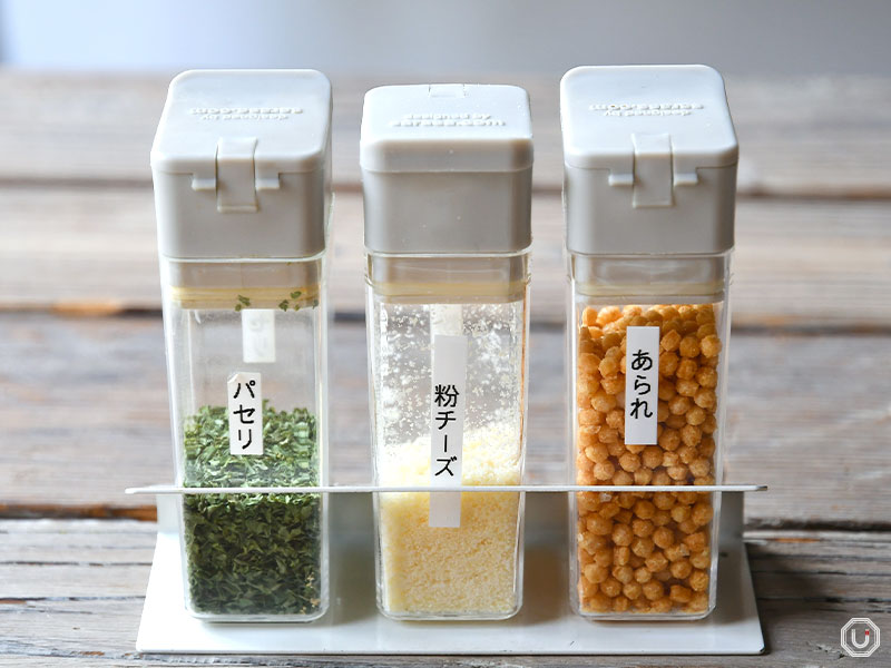 (左)パセリ(中央)粉チーズ(右)あられ