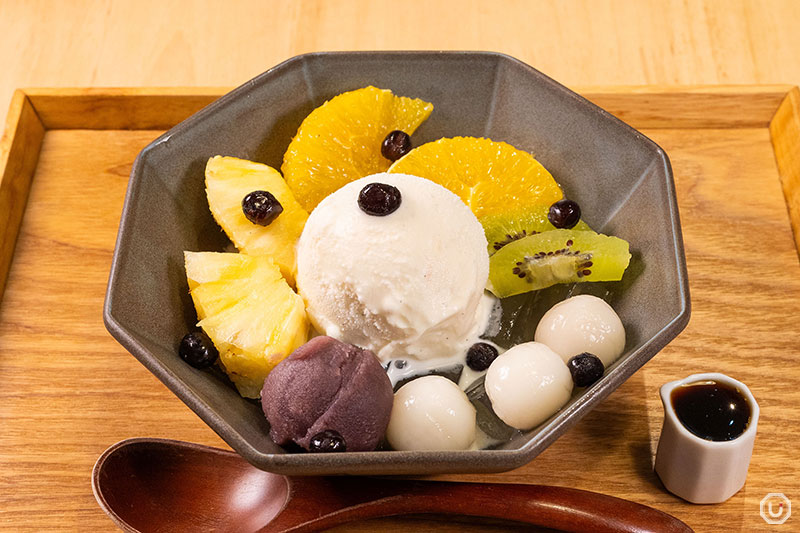日本茶カフェ 八屋の季節の果物のクリームあんみつ