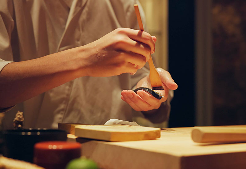 Maguro sushi preparation