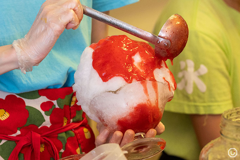 Kakigori being made at Himitsudō