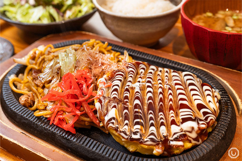 Okonomiyaki and fried noodle set 1,380 JPY (tax included)
