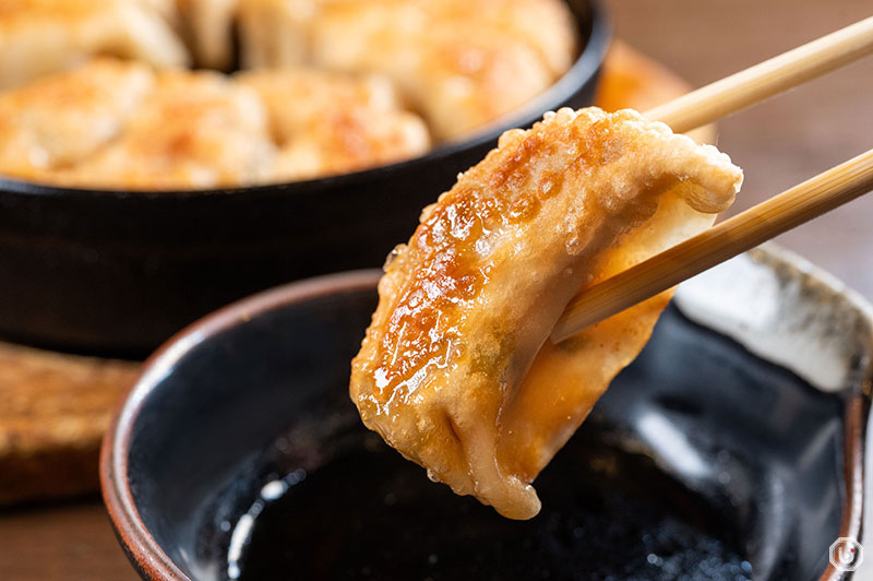 Hakata iron-plate gyoza dipped in sauce at Kyushu Netchuya Ueno LIVE