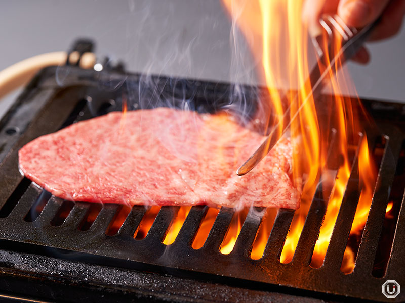 YAKINIKU MARUUSHI 銀座本店の黒毛和牛の焼肉の写真