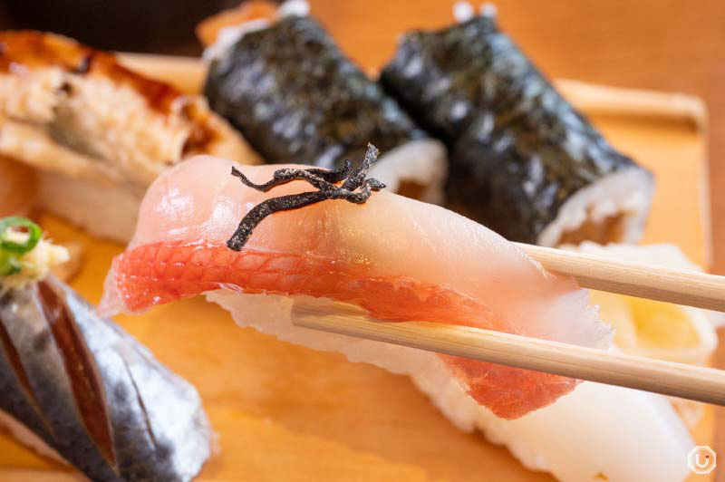 新宿にある東京寿司 ITAMAE SUSHIのキンメダイの寿司
